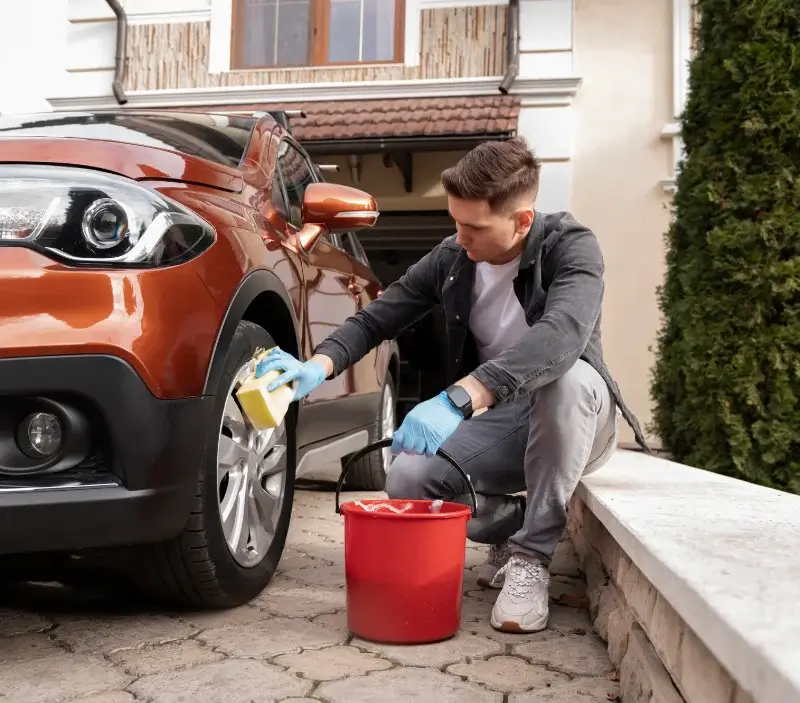 Lavage auto à domicile Rosnoën : professionnel intervenant sur un véhicule